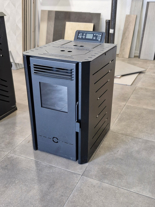 Imagen de una Estufas de pellets SEMA Micro 6kW con un fondo