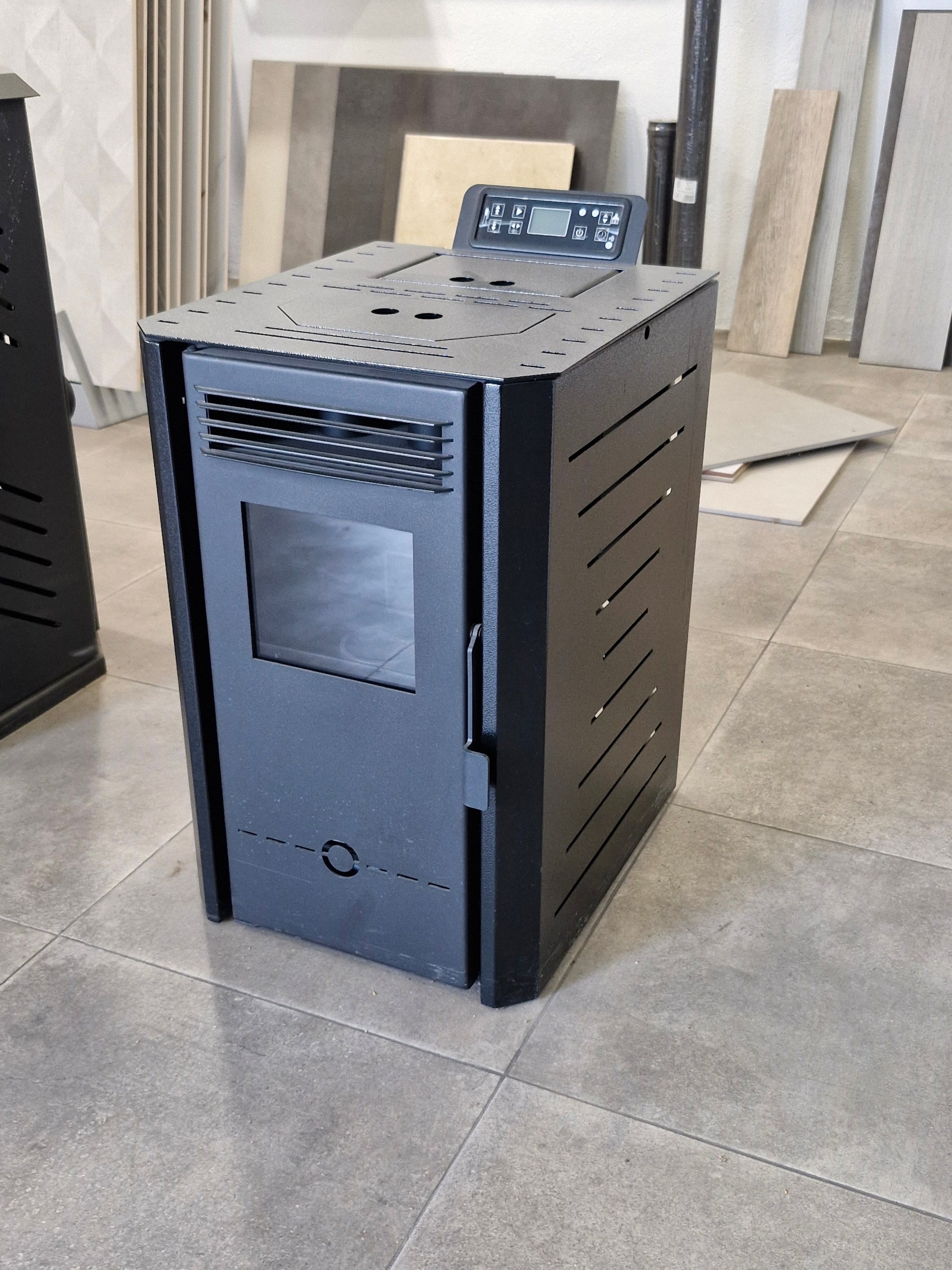 Imagen de una Estufas de pellets SEMA Micro 6kW con un fondo